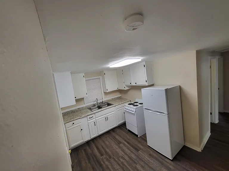105 Baxter St — Photo 6