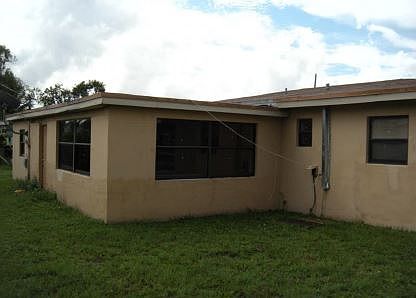 4th image of 17201 NW 33rd Ct