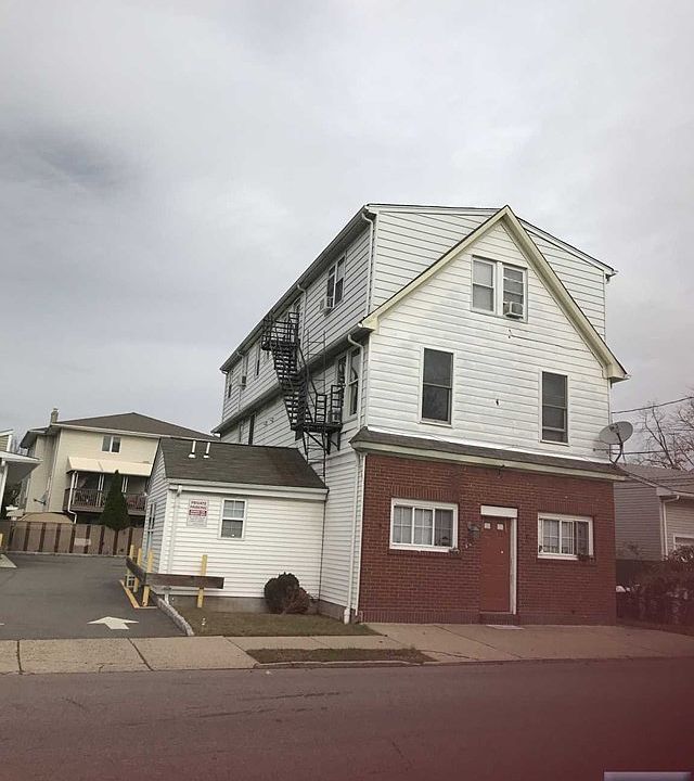 2nd image of 209 Market St