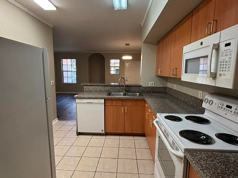 2412 Belmont Ln — Photo 3