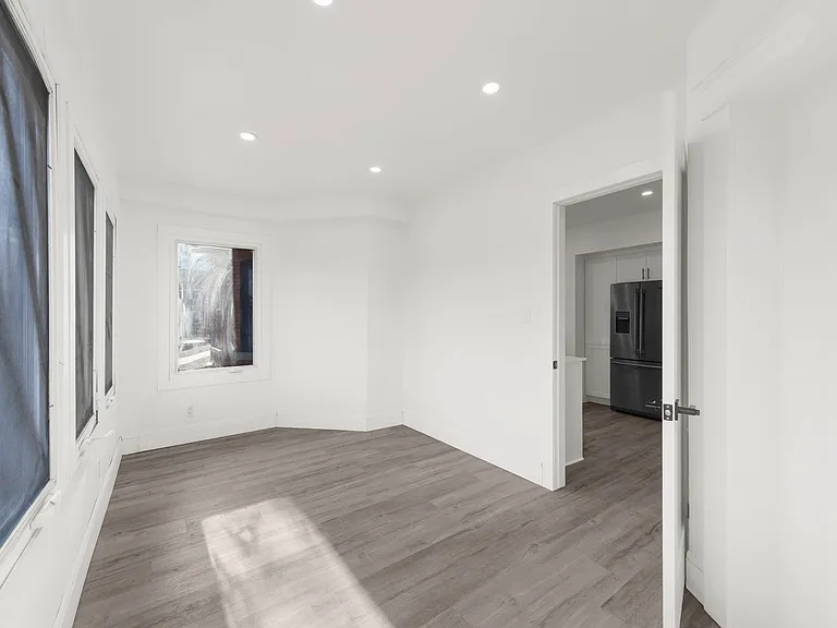 166 Wentworth St S #1 — Photo 2
