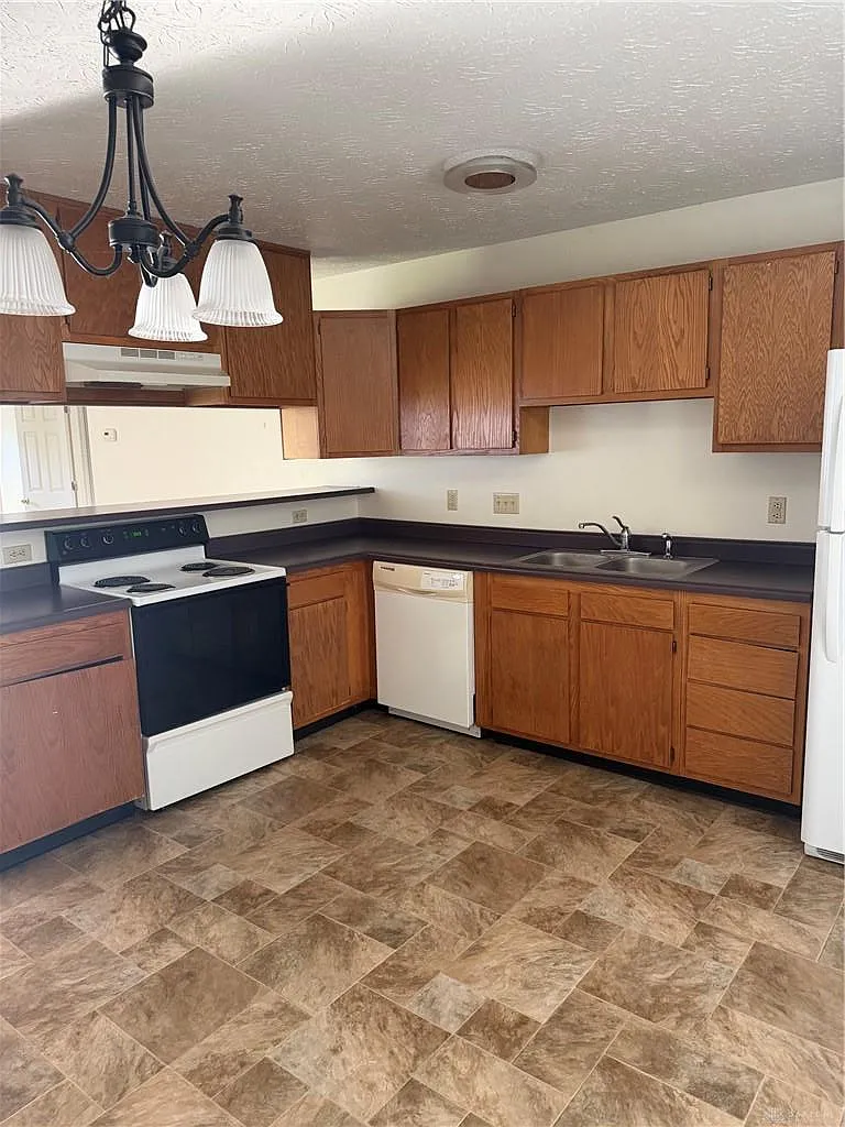 2 bed, 2.0 bath, 2024 sqft, $1,600 — Photo 2