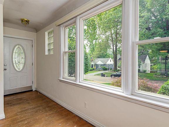 5th image of 961 Nancy Carol Ln