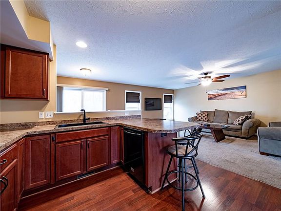 5th image of 8 Blue Mountain Dr