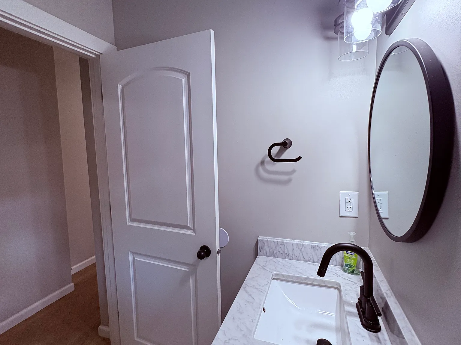 2 bed, 700 sqft, $1,300 — Photo 2