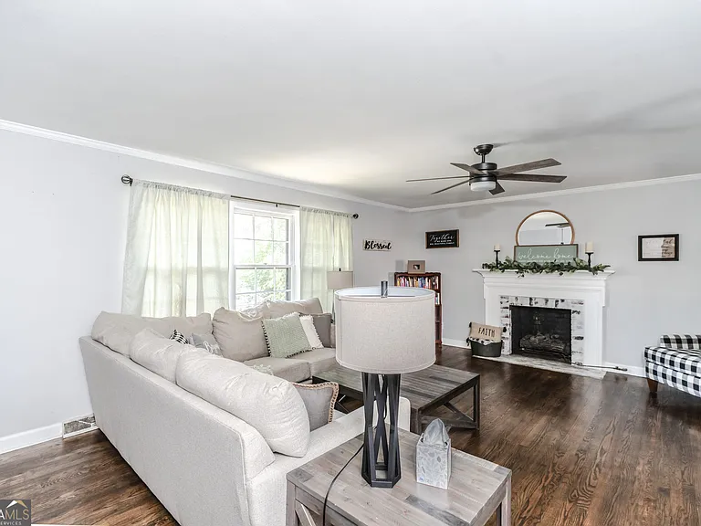 302 E Valley Rd NE — Photo 13