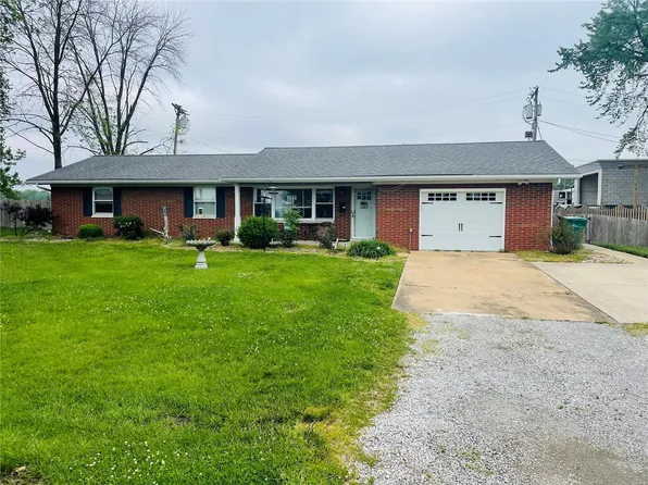 37 N 3rd St, Breese, IL 62230