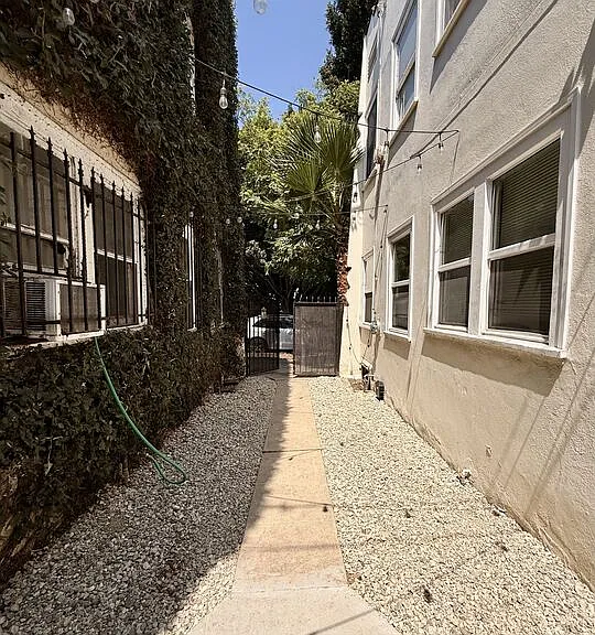 936 S Berendo St — Photo 22