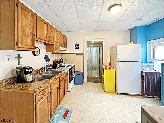 4th image of 111 Marshall St