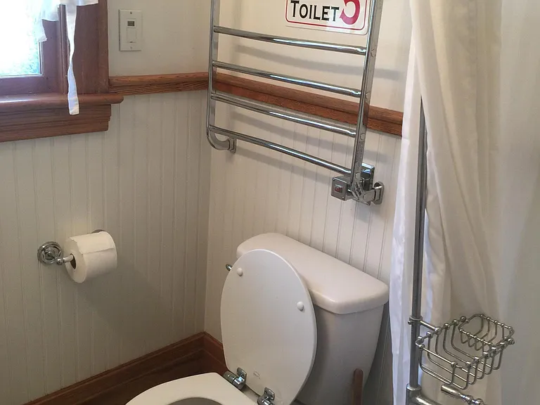 Bathroom - heated towel rack!