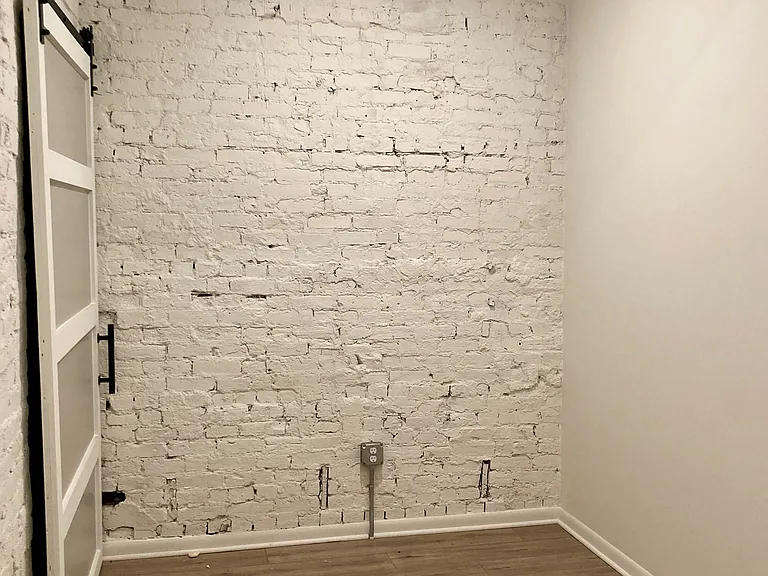 1607 Main St #9 — Photo 8