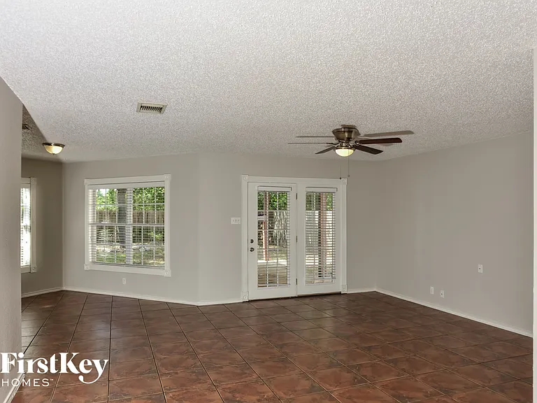 13391 Greenstone — Photo 2