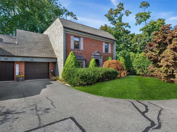 11 Admirals Drive E #11, Bay Shore, NY 11706