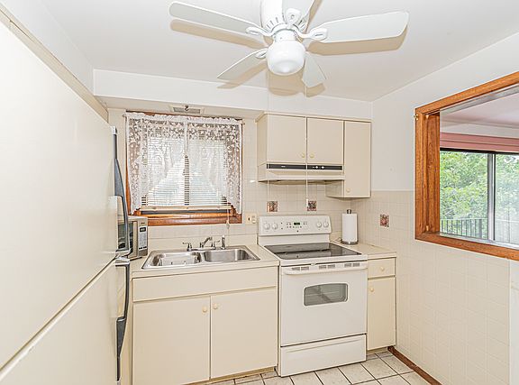 5th image of 2317 N Neva Ave APT 201