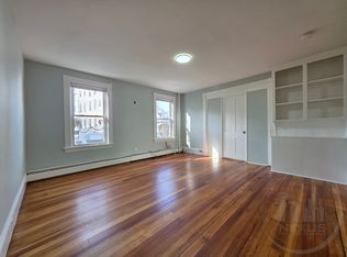  408 Winter St 1stflr 3b/1b Hardwoods Garage! Laundryhook-Ups Smpetok, Woonsocket, RI 02895