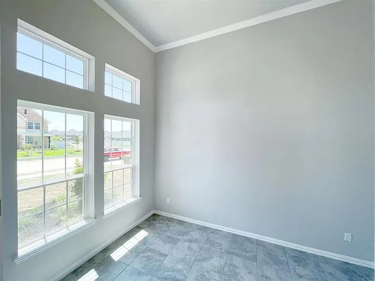 440 Round Lake Dr — Photo 3