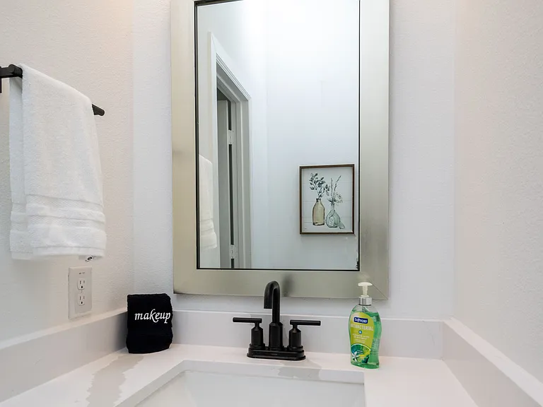 Half bath with extra towels available
