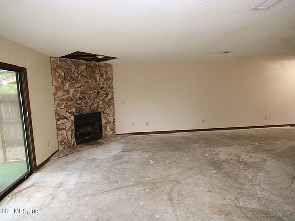 3rd image of 10062 S ROMAINE Circle