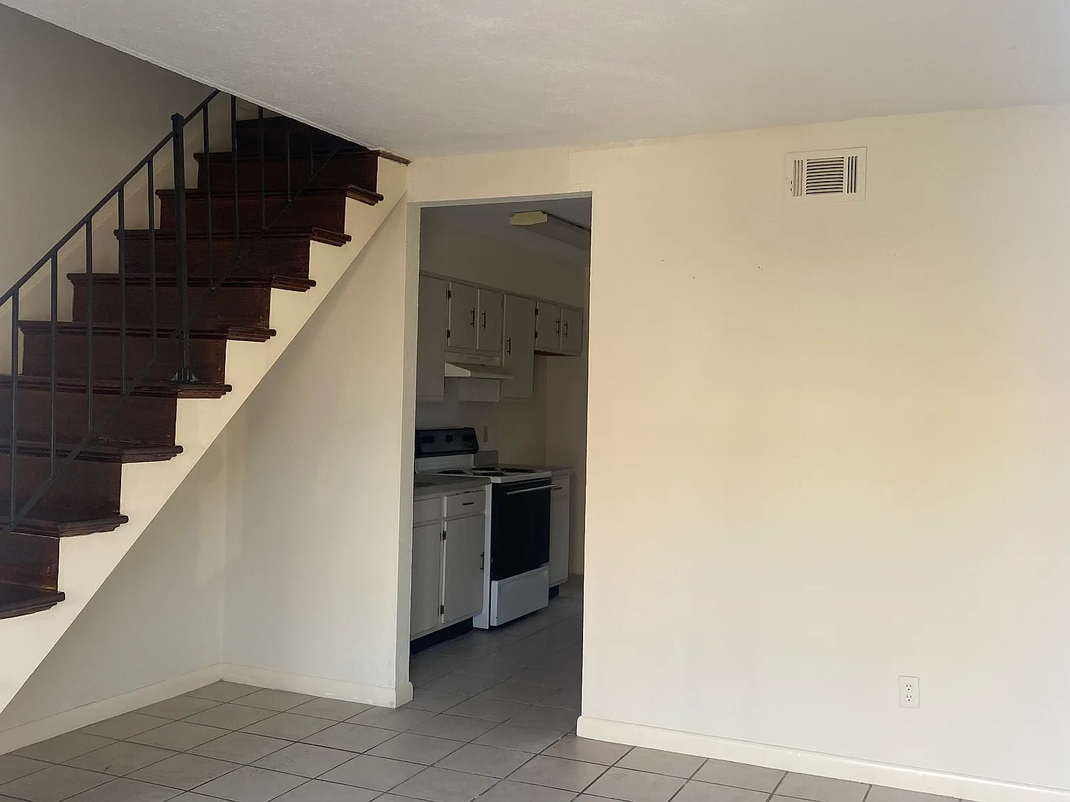 2 bed, 850 sqft, $1,300 — Photo 3