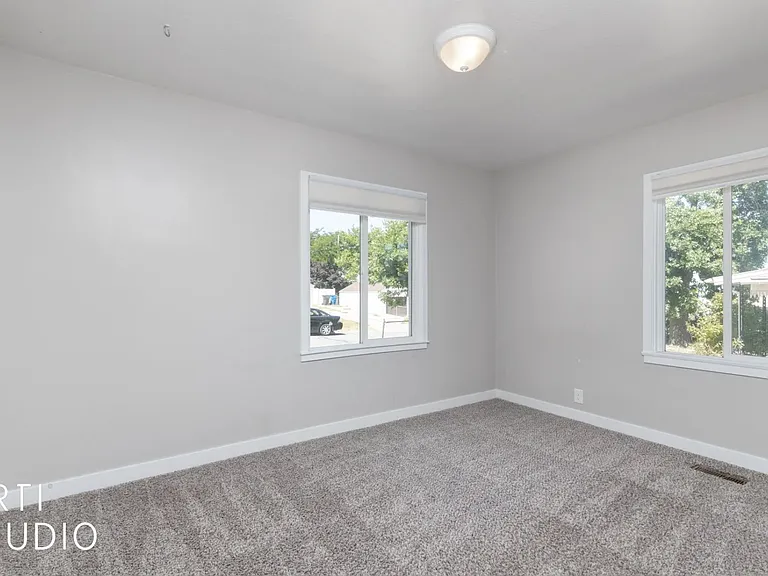 846 E McFarland St — Photo 5