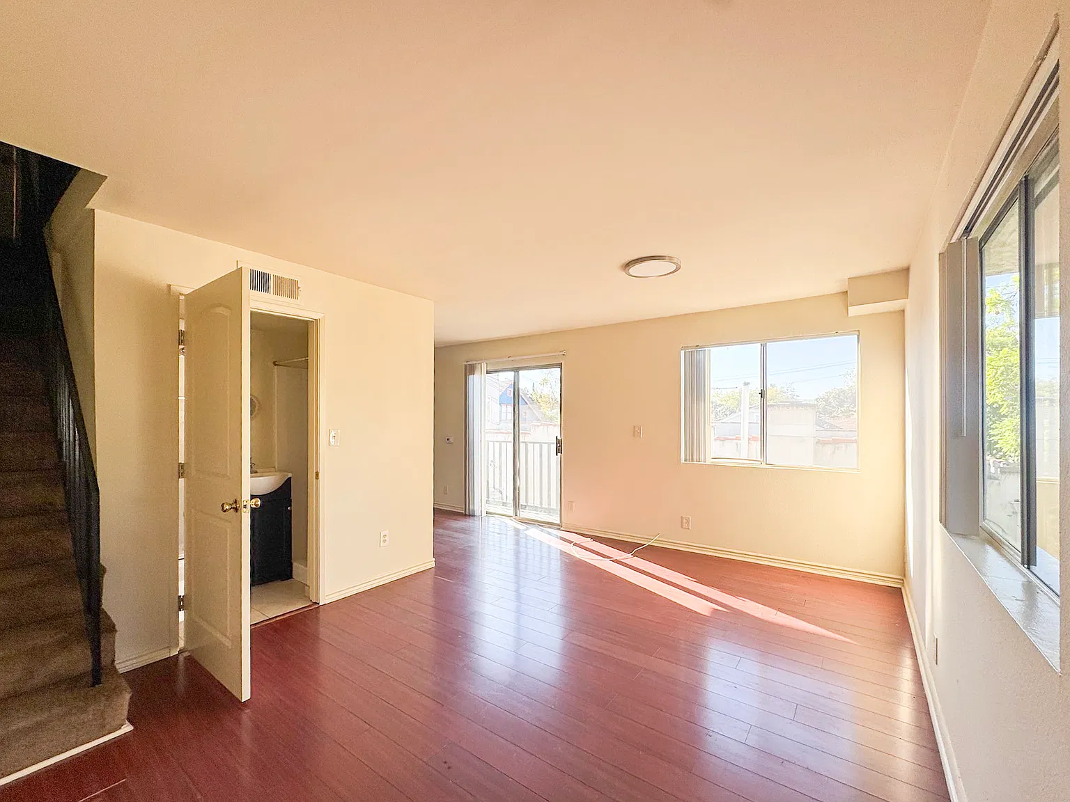 4 bed, 3.5 bath, 2000 sqft, $4,295 — Photo 4