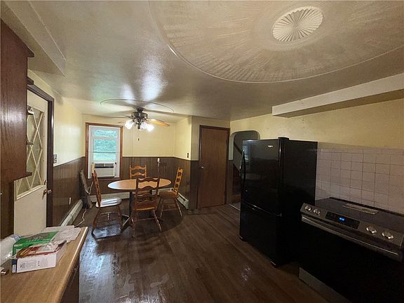 3rd image of 823 Robb Rd