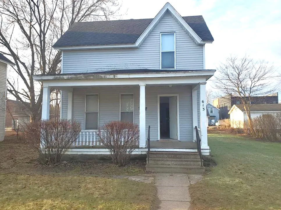 4 bed, 1.5 bath, 1254 sqft, $1,700 — Photo 1