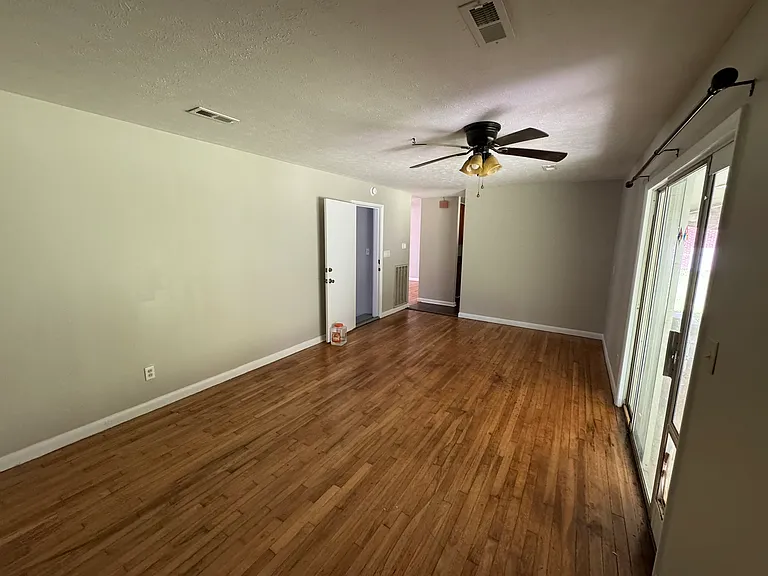 424 Morgan Ln — Photo 5