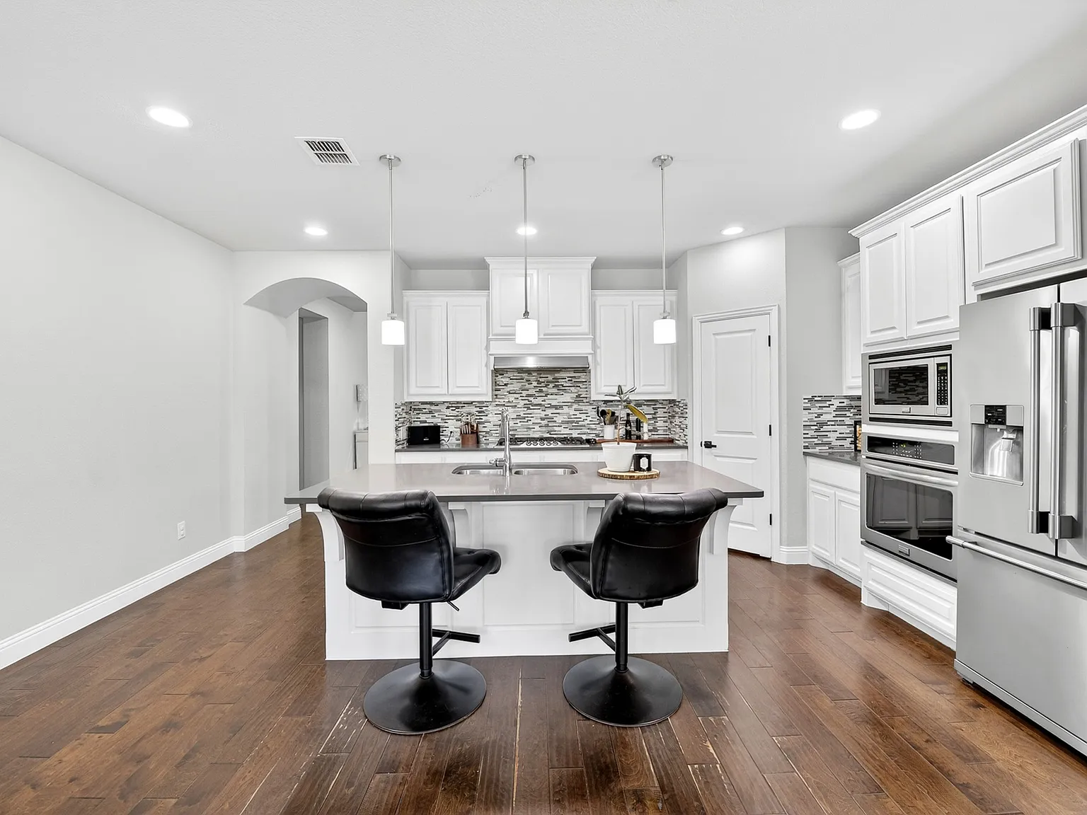 5 bed, 3194 sqft, $4,500 — Photo 4