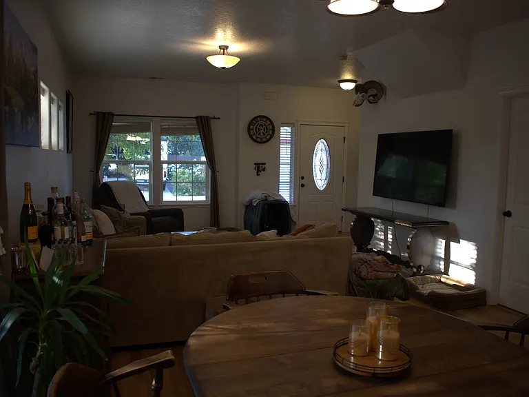 1563 W Cyrus St — Photo 4
