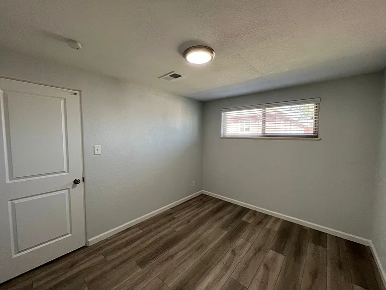 Beautifully Renovated 2 bedroom in Aurora! Right on the park and close to Stanley Marketplace! — Photo 7
