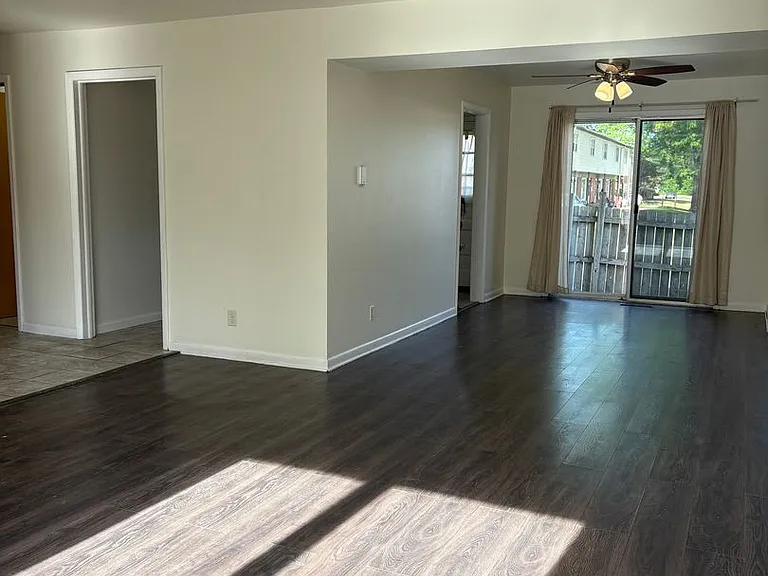 Spacious 3 Bedroom Townhome Available Now Great Location! — Photo 22