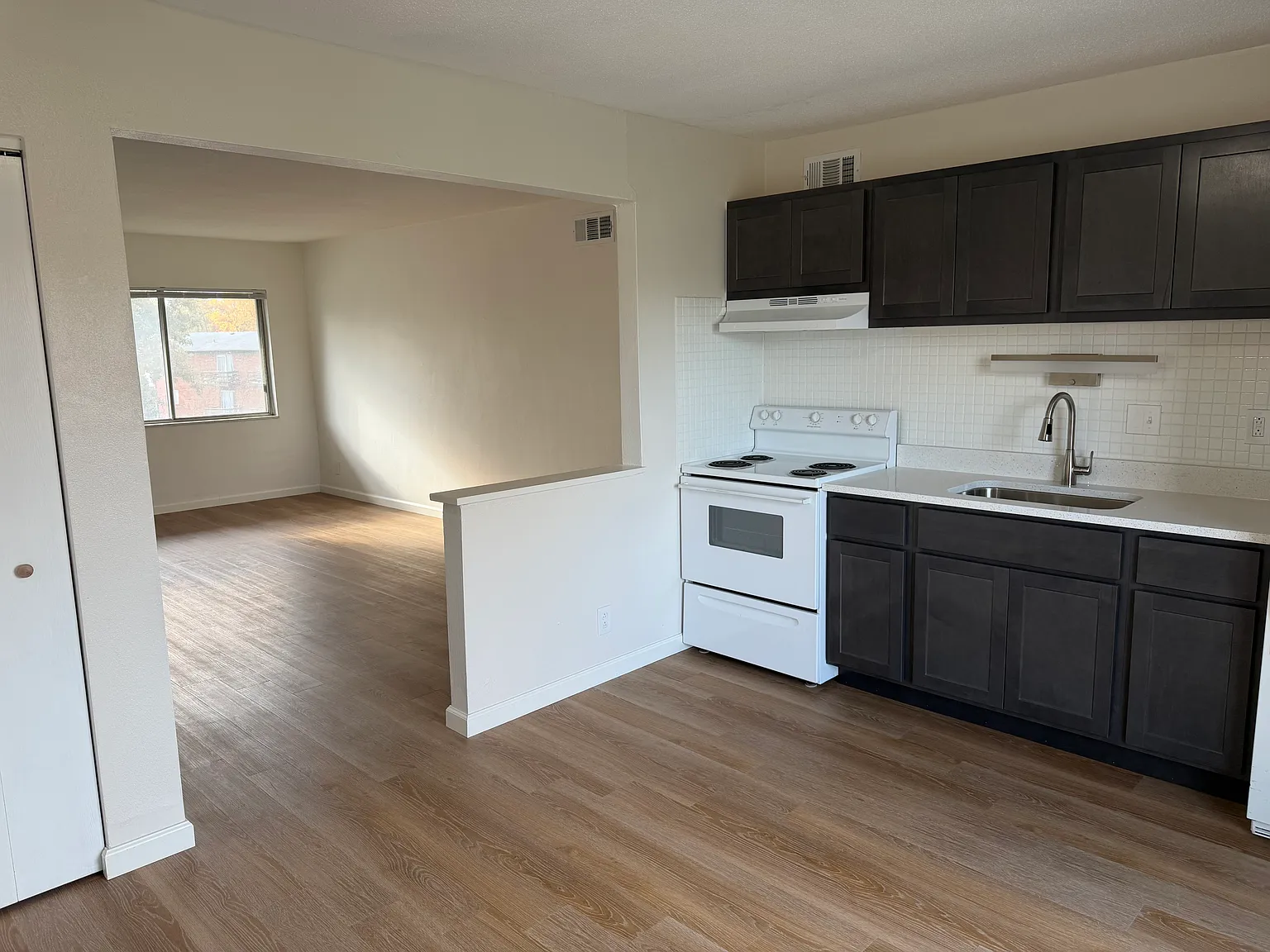 2 bed, 950 sqft, $1,200 — Photo 4