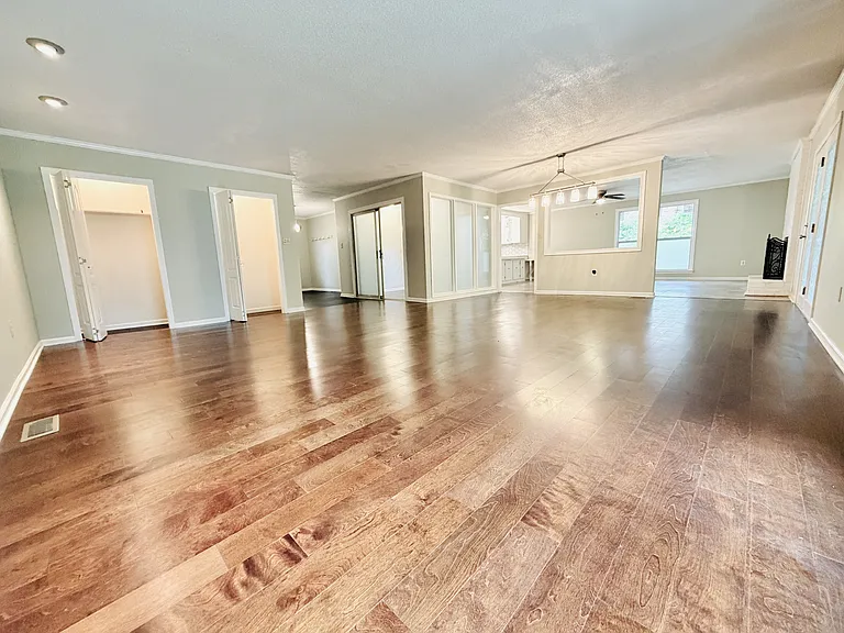 7905 Castleton Ln — Photo 5
