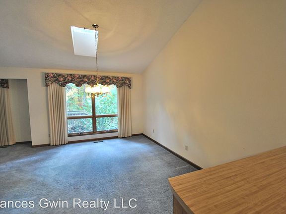 5th image of 18 Oxford Cir