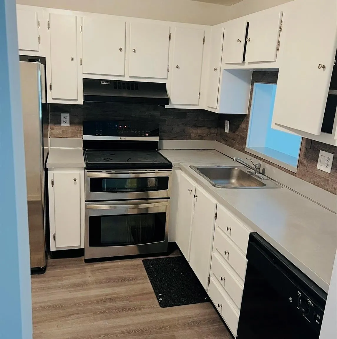 2 bed, 2.0 bath, 865 sqft, $1,925 — Photo 2