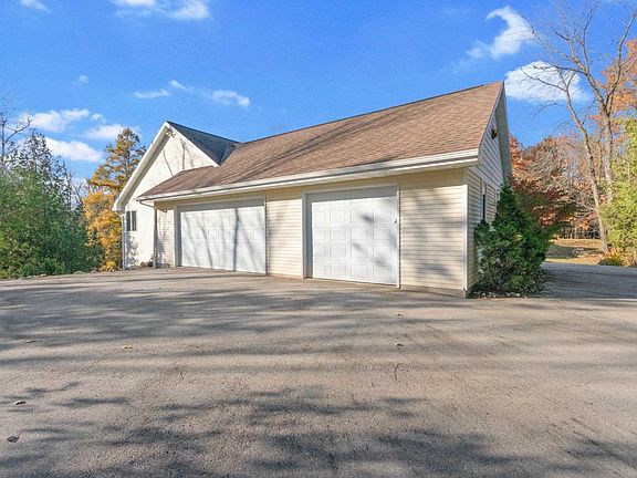 3rd image of 1175 Riverwood Ln