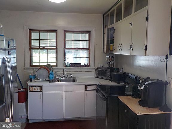 4th image of 412 Bunker Hill St