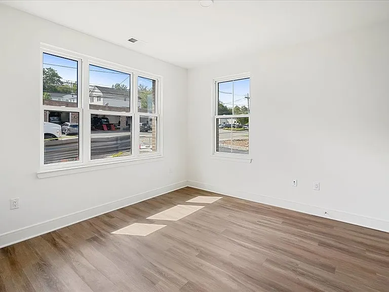Madison Mall on Main Luxury Apartments — Photo 11