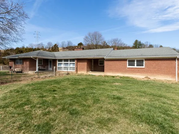 358 E Craig St, Craigsville, VA 24430