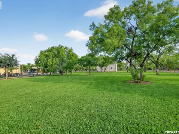 128 County Road 2672, Devine, TX 78016