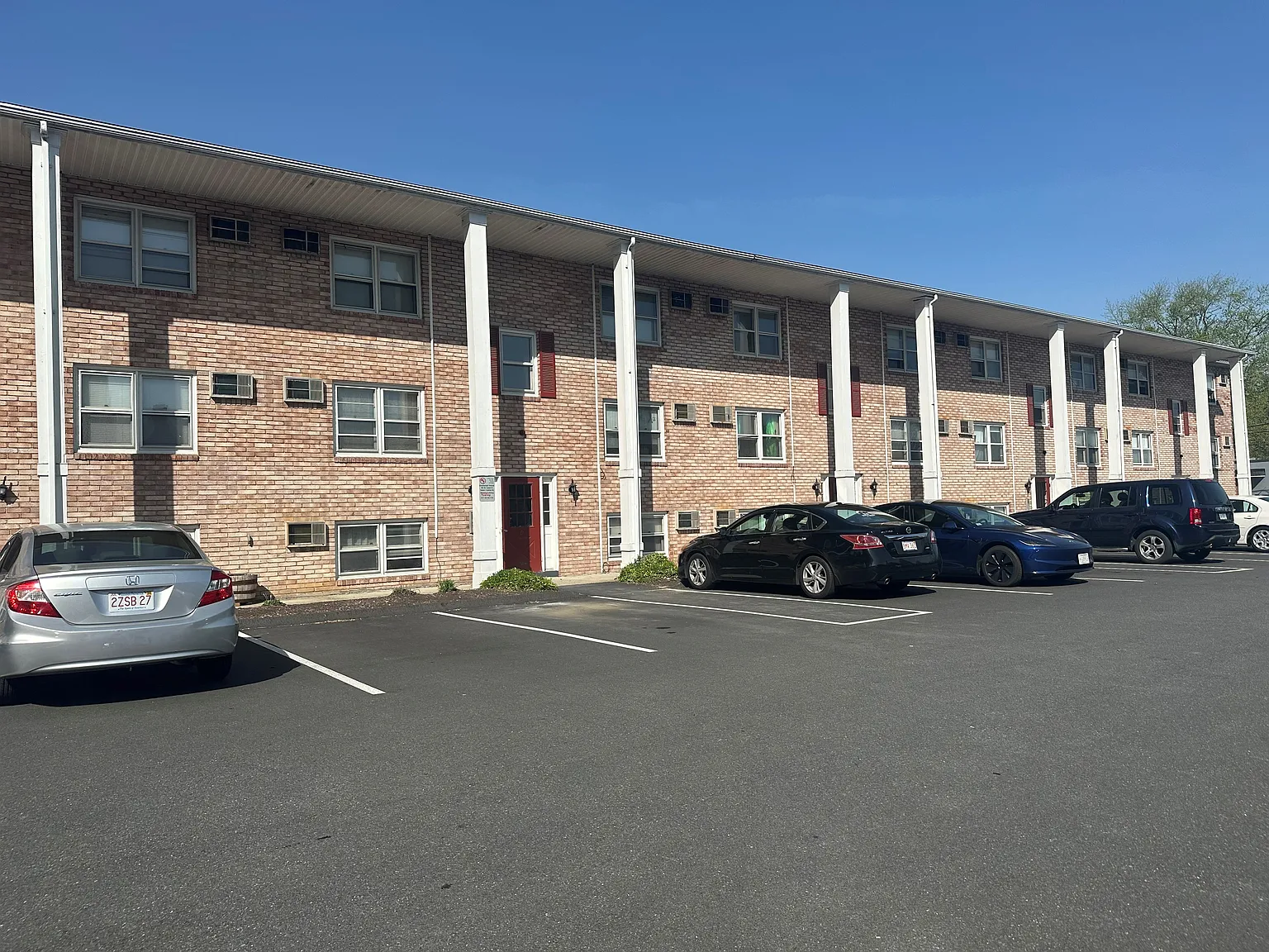 Center Court Apartments — Photo 1