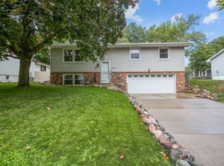 9711 Cottonwood Ln N, Maple Grove, MN 55369