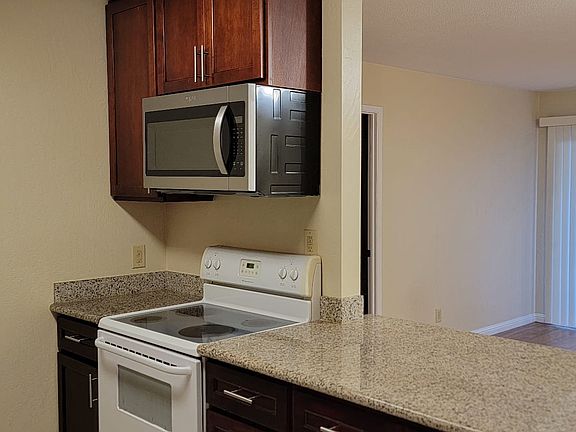 3rd image of 407 Piccadilly Pl APT 5