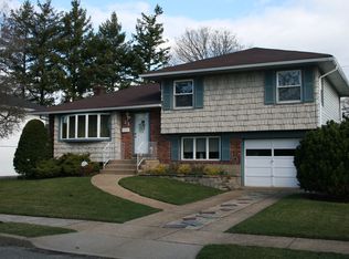 23 Damin Dr, Farmingdale, NY 11735