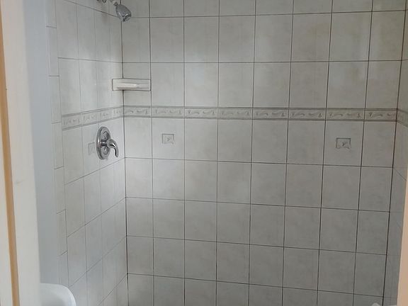 4th image of 7205 E Lombard St
