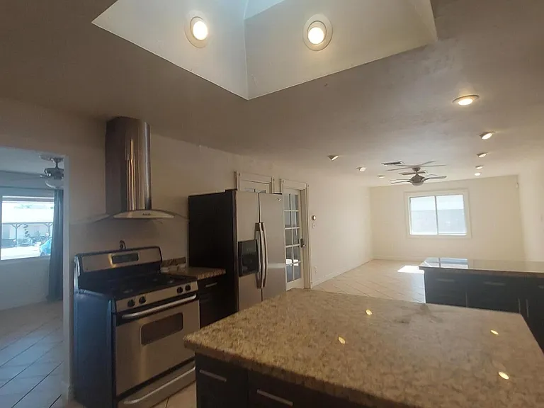 2448 W Freeway Ln — Photo 10