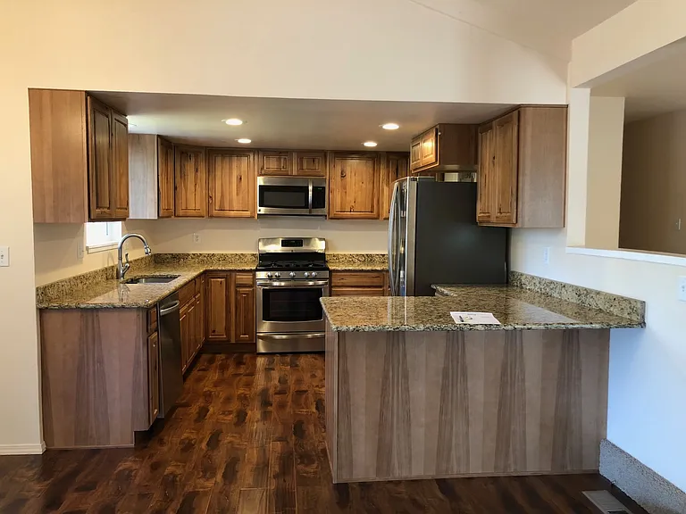 194 Peach St — Photo 2