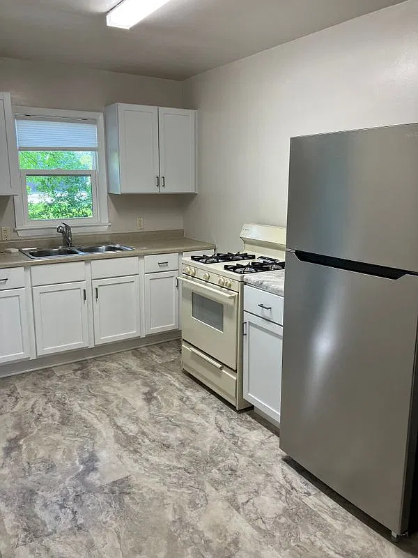 3 bed, 1.0 bath, 1100 sqft, $2,080 — Photo 1
