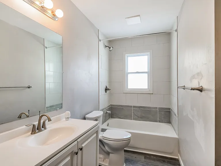 807310_028_bathroom_13574461.jpg